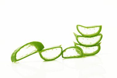 dilimlenmiş aloe vera üzerinde beyaz izole