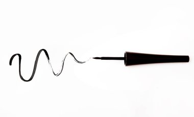 Sıvı siyah eyeliner ve kontur üzerinde beyaz izole
