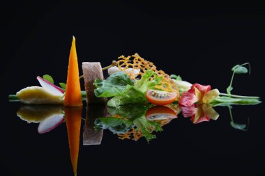 Süslü yemek, high-end mutfak, yemek siyah yansıma ile