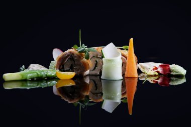 Süslü yemek, high-end mutfak, yemek siyah yansıma ile