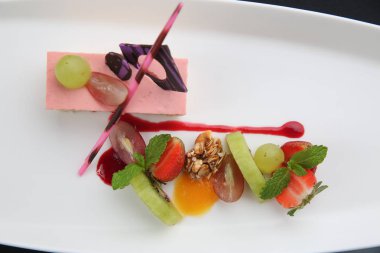 Çilekli tatlı meyve ile hizmet