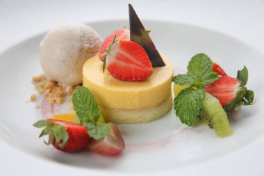 Krem Karamel tatlı şurubu ve çilekli - sunu kavramı ile servis