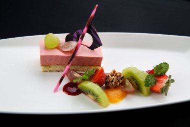 Çilekli tatlı meyve ile hizmet