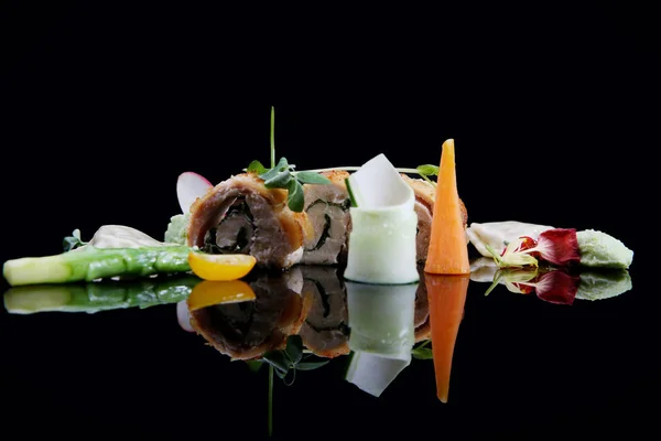 Fantazyjny Obiad Wysokiej Klasy Kuchnia Jedzenie Czarno Reflexion — Zdjęcie stockowe