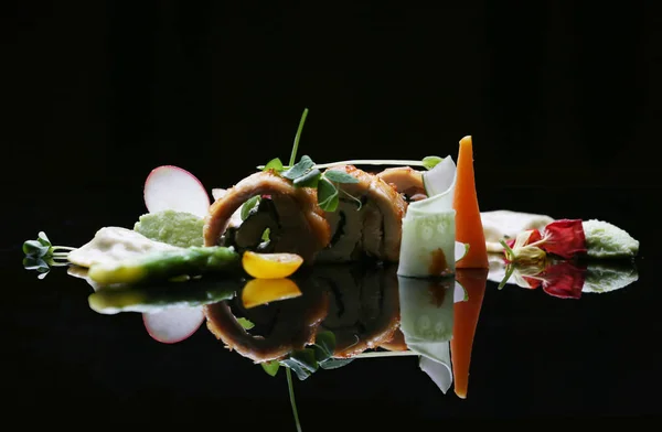 Jantar Chique Cozinha High End Comida Preto Com Reflexão — Fotografia de Stock