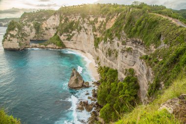 tropikal deniz ve kayalar