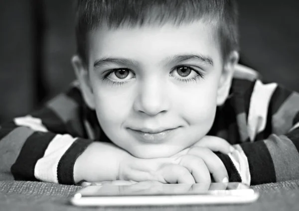 Mały Chłopiec Tabletka Ery Cyfrowej — Zdjęcie stockowe