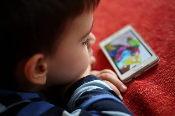 Jongetje Met Tablet Digitale Tijdperk — Stockfoto