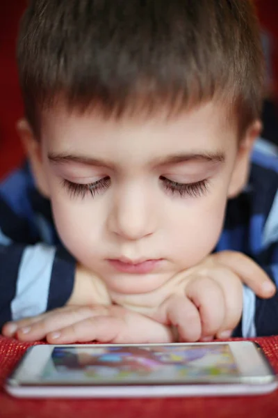 Niño Pequeño Con Tableta Era Digital — Foto de Stock