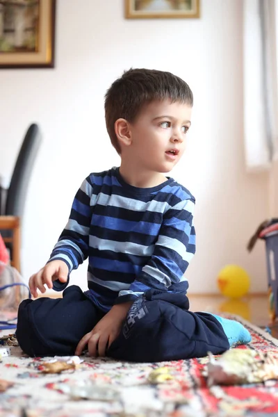 Kleine Jongen Zittend Vloer — Stockfoto