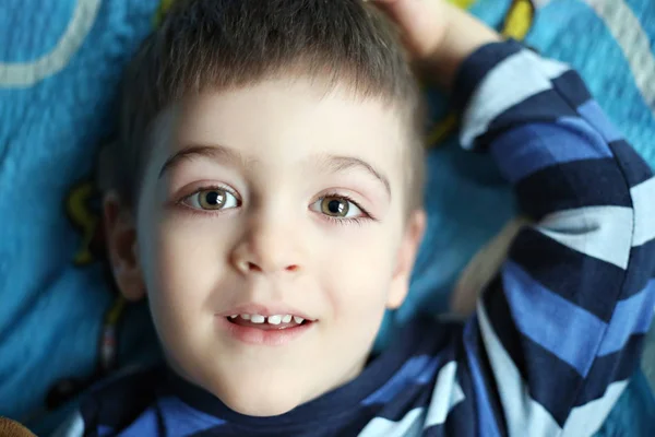 Portret Van Een Jongen Het Bed Leggen — Stockfoto