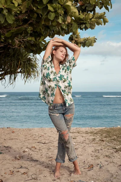 Sommerurlaub Junge Frau Leeren Tropischen Strand — Stockfoto