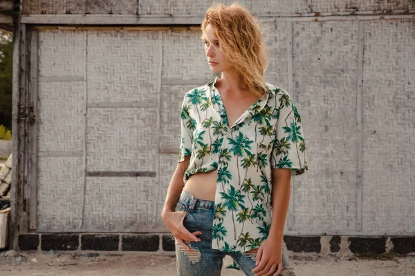 Молодая Женщина Тропической Рубашке Позирует Перед Пляжным Домом — стоковое фото