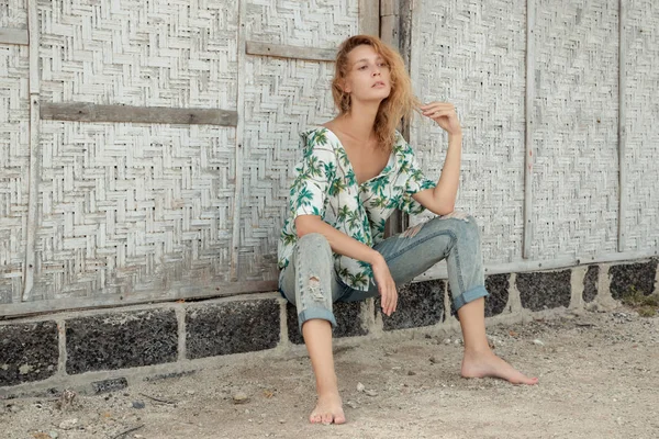 Młoda Kobieta Tropikalnej Koszuli Pozowała Przed Domkiem Plaży — Zdjęcie stockowe