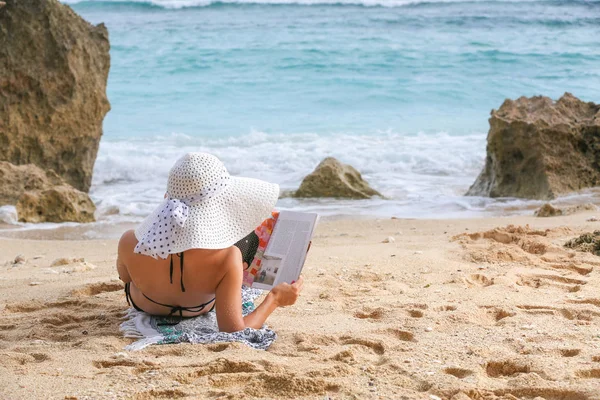 Genç Kadın Plajda Vaktinizi Dergi Okuma — Stok fotoğraf