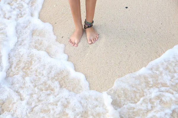Mulher Andando Praia Arenosa — Fotografia de Stock