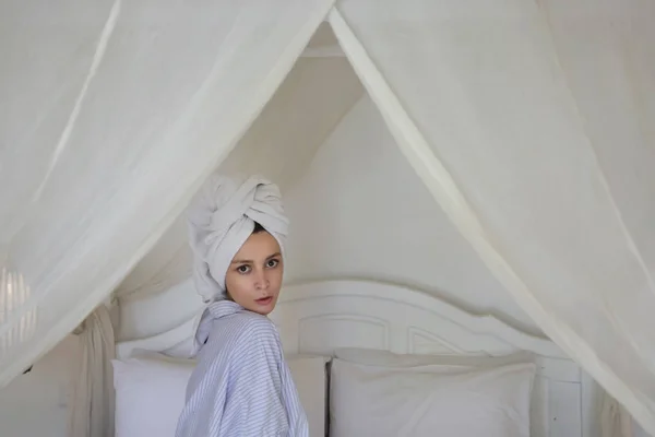 シャワー後タオルに包まれたベッドの女 — ストック写真