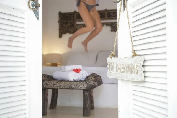 Meisje Springen Het Bed — Stockfoto