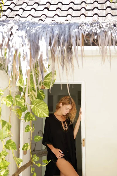 Жінка Позує Чорному Платті Концепція Моди Літніх Канікул — стокове фото