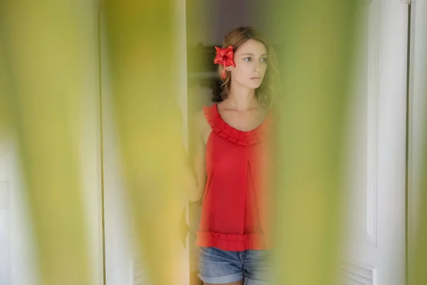 Retrato Una Niña Camisa Roja Con Una Flor — Foto de Stock