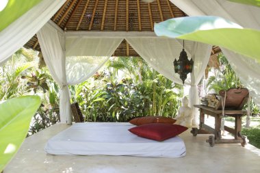 Tropikal Resort bahçe köşk salonda dinlenmek ve masaj için