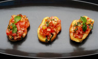 Siyah tabakta İtalyan Bruschetta meze