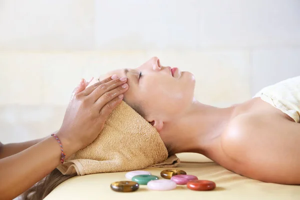 Une Journée Spa Massage Relaxant Aux Pierres Chaudes — Photo