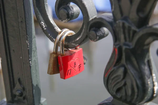 Vergrendelen Van Liefde Rode Locker Brug — Stockfoto