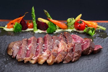 Izgara striploin biftek ızgara sebze ile servis