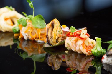 Deniz ürünleri tabağı, yaratıcı restoran yemek, iyi yemek kavramı