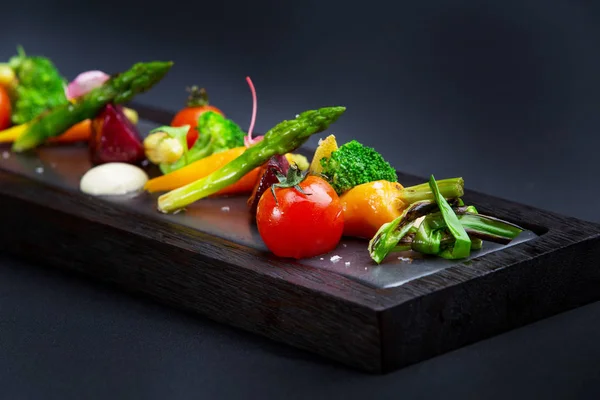 Grillowane Warzywa Ładnie Serwowane Czarnej Płycie — Zdjęcie stockowe