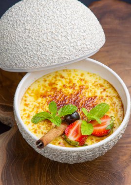 Creme brulee - geleneksel vanilya krem tatlı çilek ile Fransız ve yaprak üstüne nane