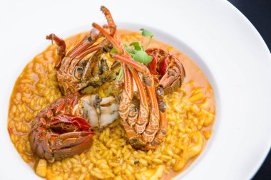 Kremalı ıstakoz pirinç bölümünü 