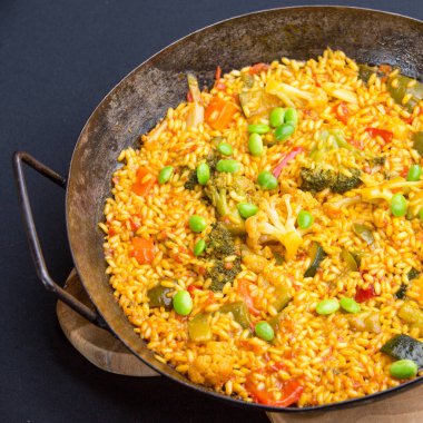 Paella - geleneksel İspanyolca ana kursu