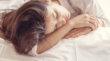 Seksi genç kadın yatakta poz