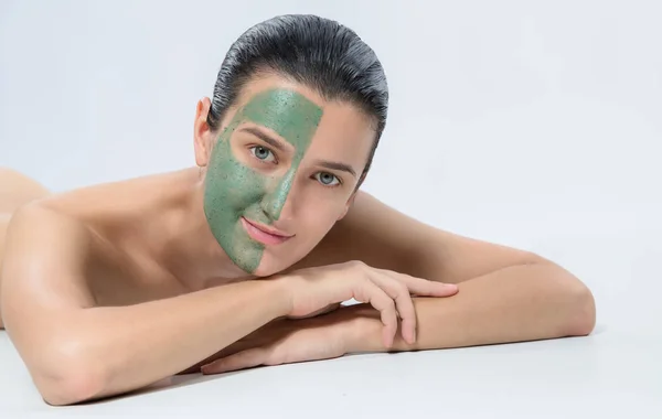 Mujer Joven Con Máscara Facial Verde Retrato Estudio — Foto de Stock