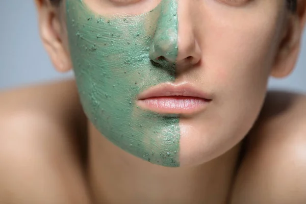 Mujer Joven Con Máscara Facial Verde Retrato Estudio — Foto de Stock