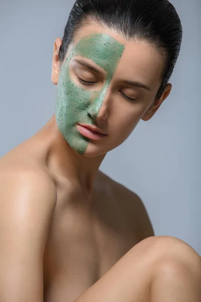 Mujer Joven Con Máscara Facial Verde Retrato Estudio —  Fotos de Stock