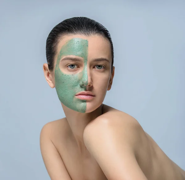 Jonge Vrouw Met Groene Gezichtsmasker Studio Portret — Stockfoto