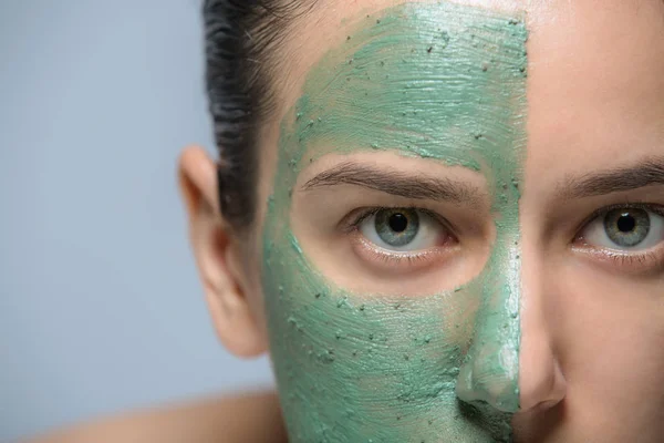 Mujer Joven Con Máscara Facial Verde Retrato Estudio — Foto de Stock