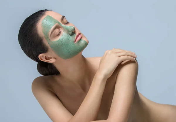 Ung Kvinna Med Grön Ansiktsmask Studio Porträtt — Stockfoto