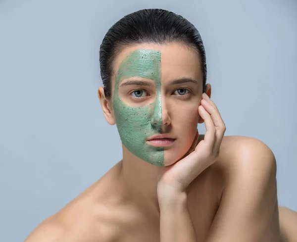 Mujer Joven Con Máscara Facial Verde Retrato Estudio — Foto de Stock