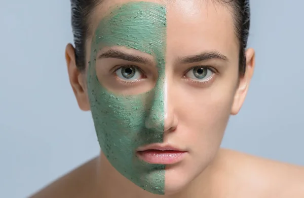 Jonge Vrouw Met Groene Gezichtsmasker Studio Portret — Stockfoto