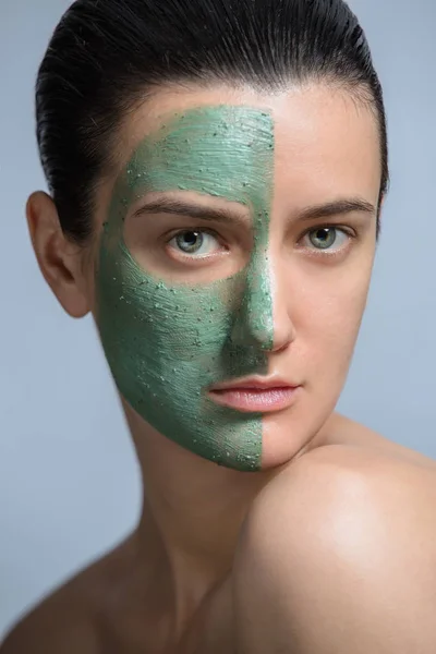 Jeune Femme Avec Masque Vert Portrait Studio — Photo