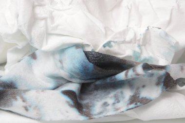 Buruşuk yaşlı ve kirli lekeli kumaş dokusuna yakın çekim