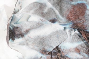 Buruşuk yaşlı ve kirli lekeli kumaş dokusuna yakın çekim