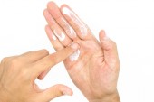 Az ember kezét, száraz bőr hidratáló krém alkalmazása