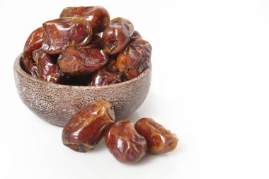 Tarihleri küçük kapta - kurutulmuş studio ateş üzerinde beyaz