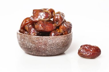 Tarihleri küçük kapta - kurutulmuş studio ateş üzerinde beyaz