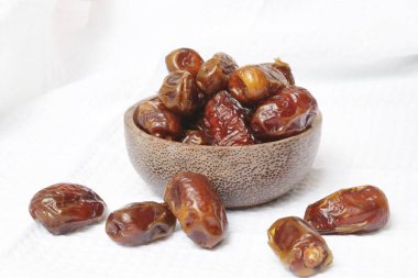 Tarihleri küçük kapta - kurutulmuş studio ateş üzerinde beyaz